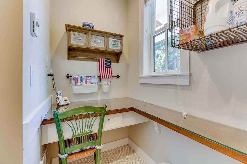 Stunning 4BR Waterfront Home in Eastsound with Private Sauna and Beach Access