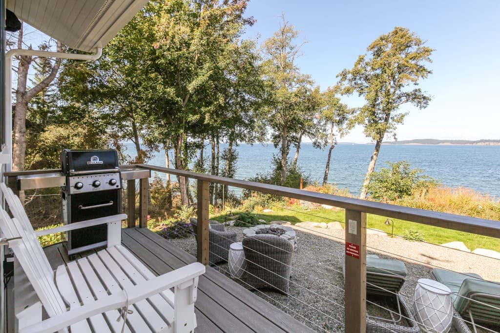 Stunning 4BR Waterfront Home in Eastsound with Private Sauna and Beach Access