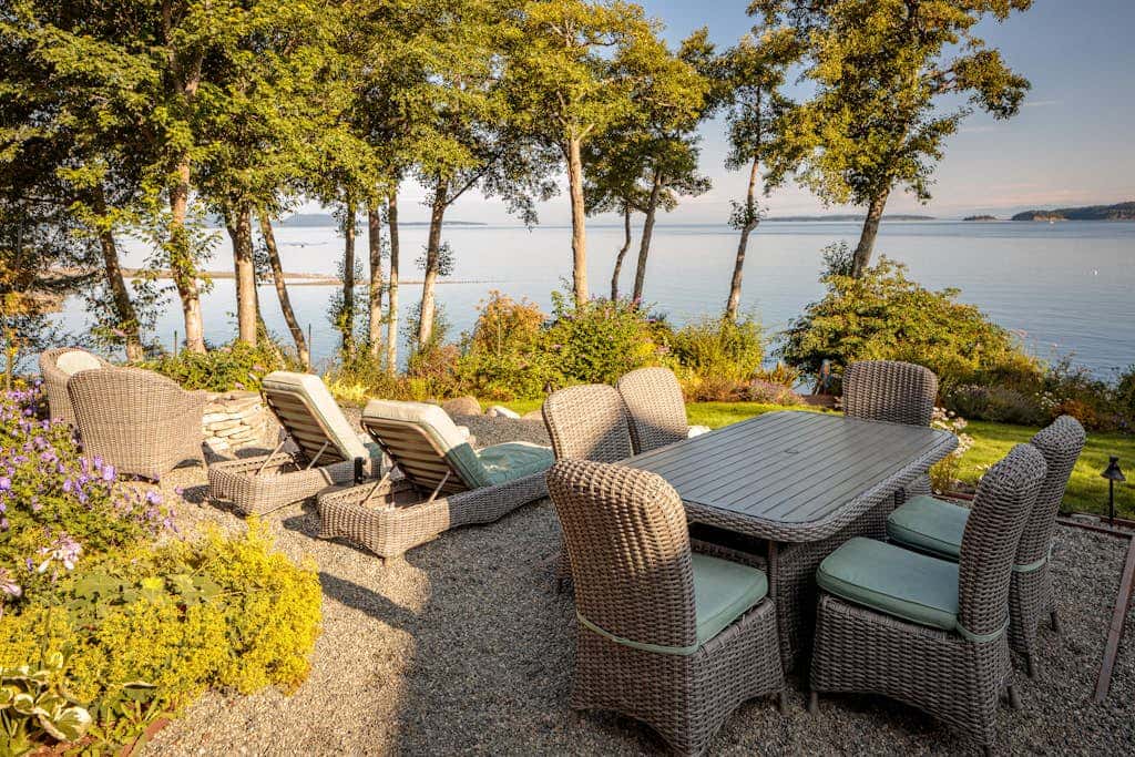 Stunning 4BR Waterfront Home in Eastsound with Private Sauna and Beach Access
