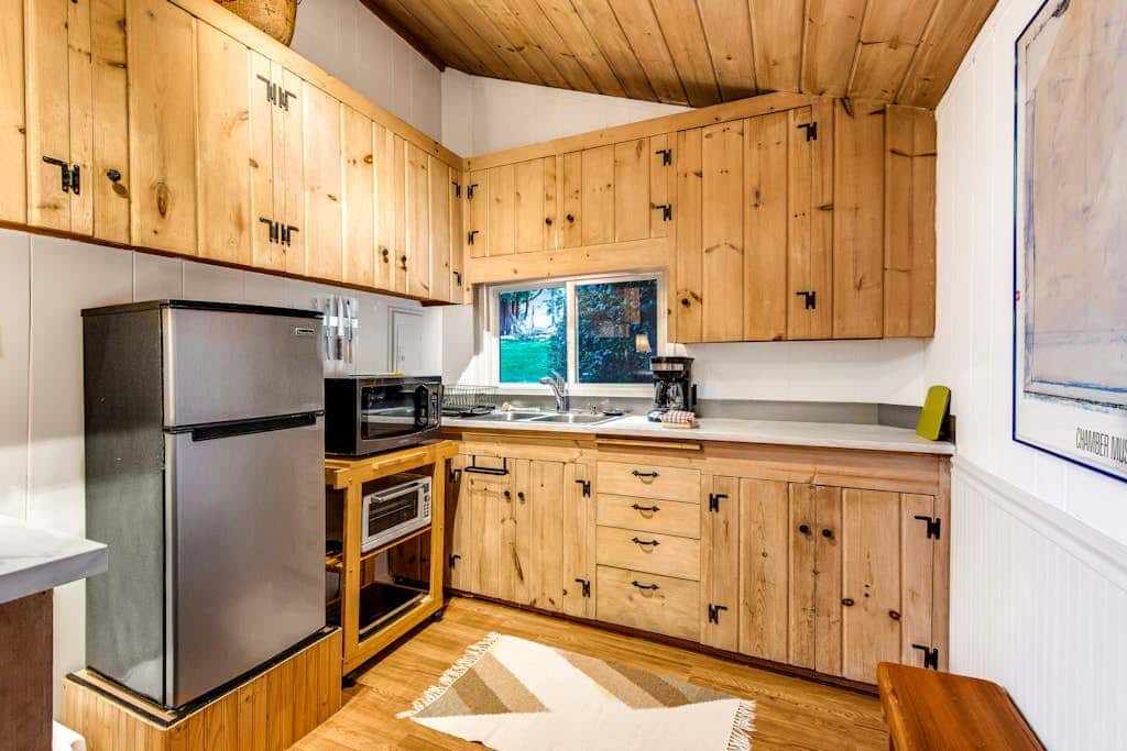 Waterfront Cottage with High-Speed WiFi, Ocean View, Private Deck, & Kitchenette 
