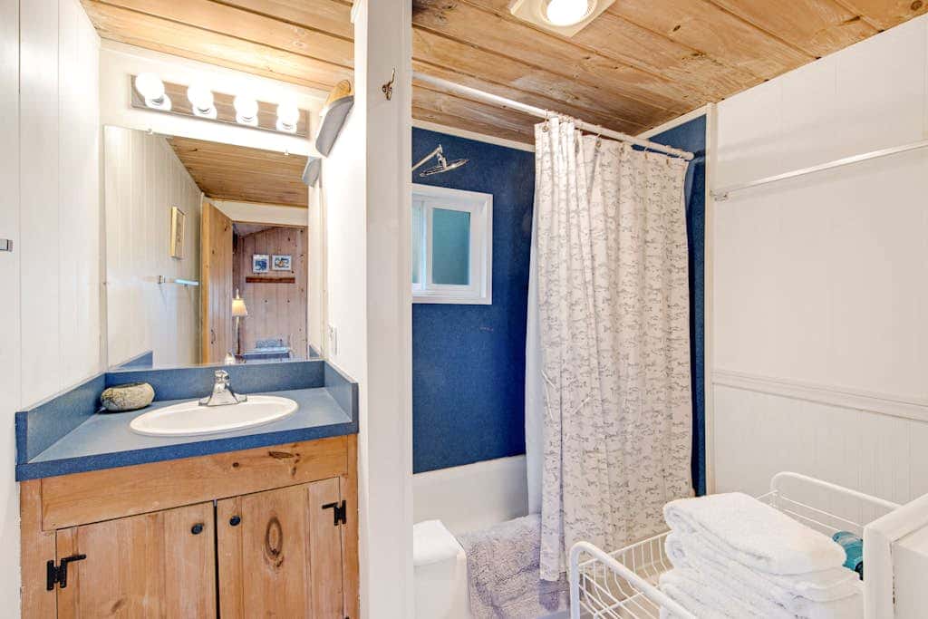 Waterfront Cottage with High-Speed WiFi, Ocean View, Private Deck, & Kitchenette 