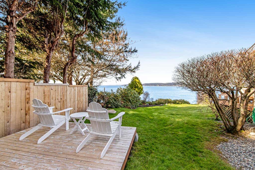 Waterfront Cottage with High-Speed WiFi, Ocean View, Private Deck, & Kitchenette 