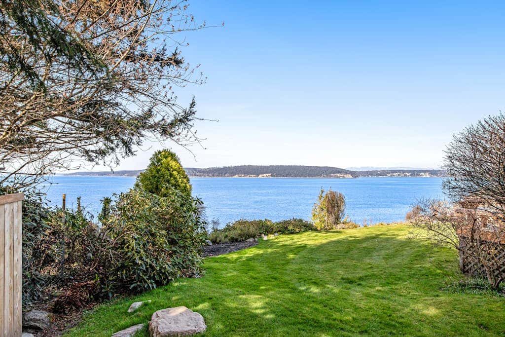 Waterfront Cottage with High-Speed WiFi, Ocean View, Private Deck, & Kitchenette 