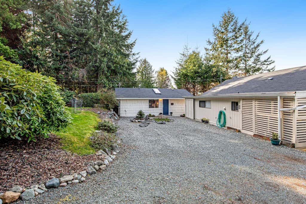 Waterfront Cottage with High-Speed WiFi, Ocean View, Private Deck, & Kitchenette 