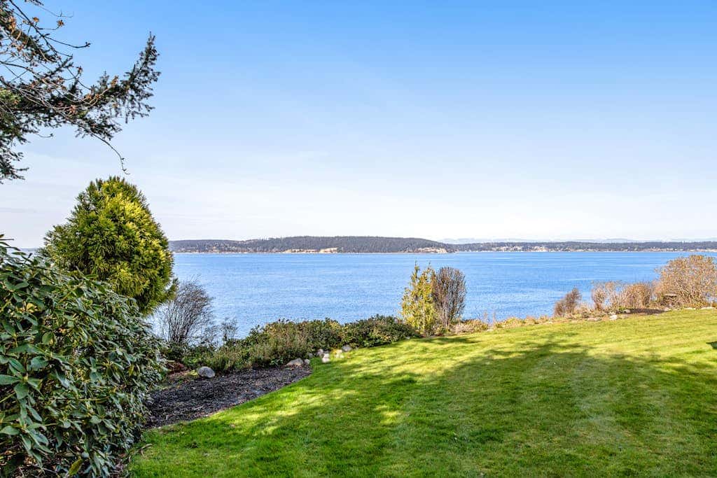 Waterfront Cottage with High-Speed WiFi, Ocean View, Private Deck, & Kitchenette 