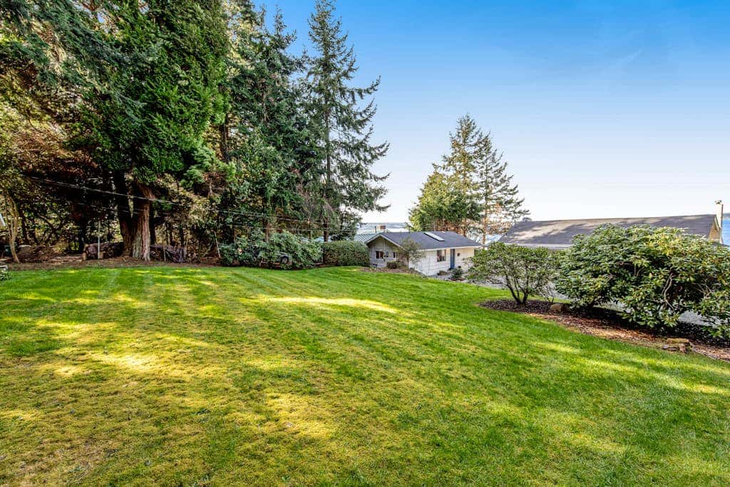 Waterfront Cottage with High-Speed WiFi, Ocean View, Private Deck, & Kitchenette 