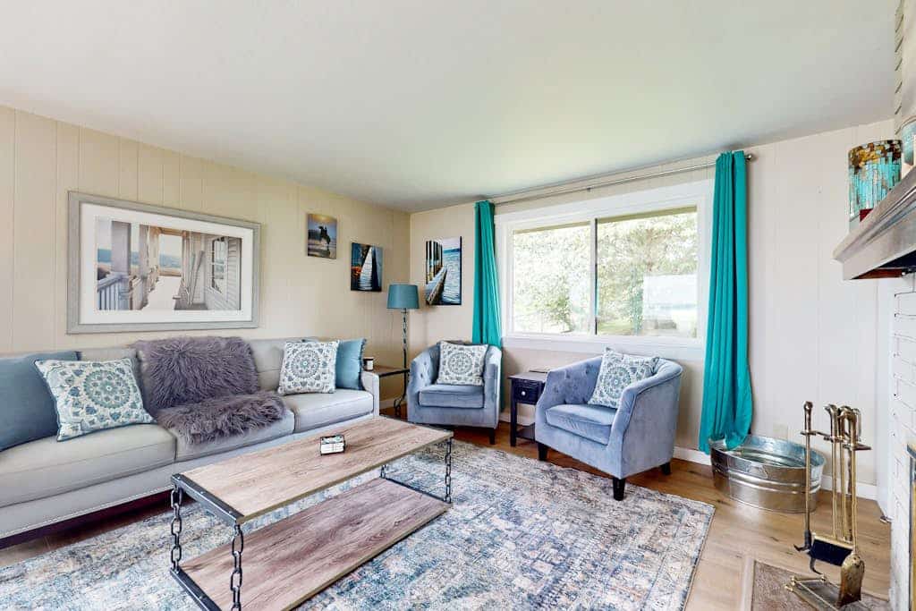 Large, dog-friendly home w/WiFi, fenced yard, fireplaces & gorgeous water view