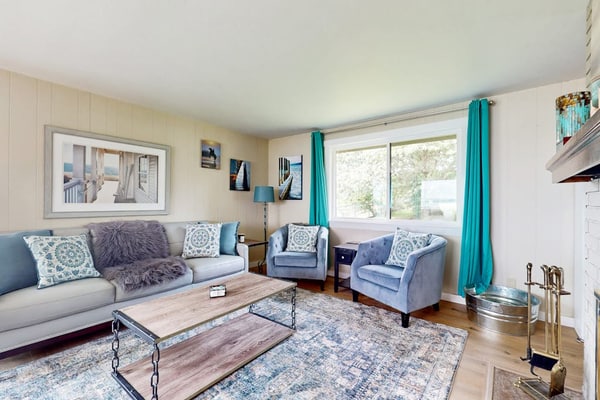 Large, dog-friendly home w/WiFi, fenced yard, fireplaces & gorgeous water view
