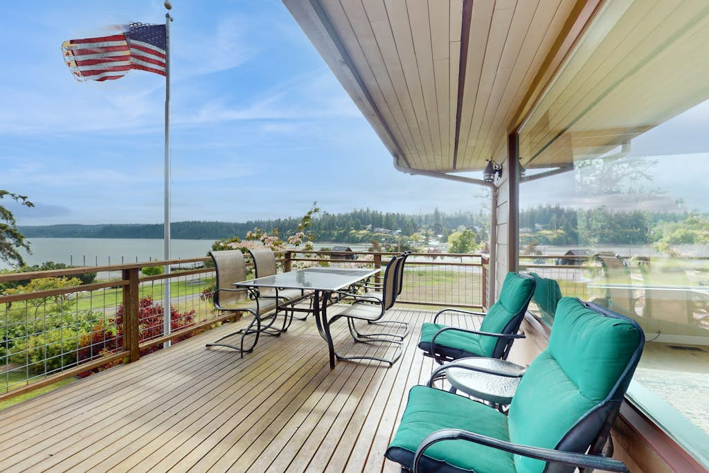 Spacious Dog Friendly 5 Bedroom Beachfront Home with Fenced Yard