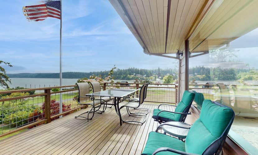 Large, dog-friendly home w/WiFi, fenced yard, fireplaces & gorgeous water view