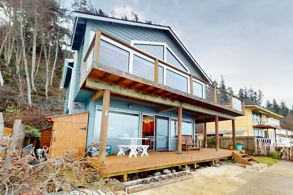 Relaxing Beachfront Retreat with Panoramic Water Views and Spacious Outdoor Deck