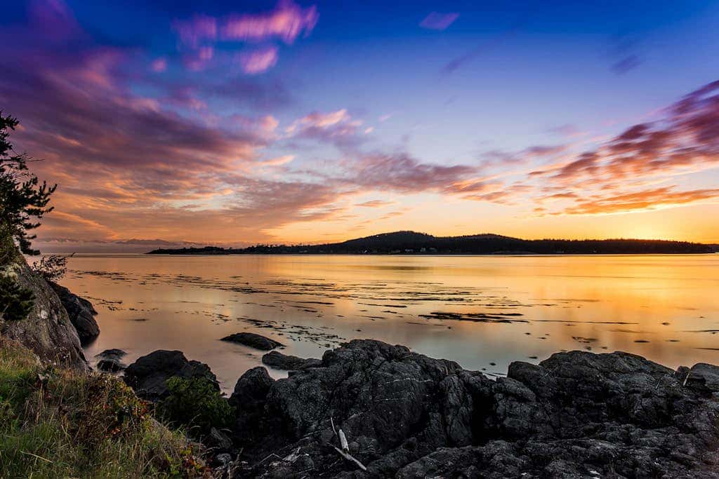 Bright Rustic Cabin with Breathtaking Bay and Mountain Views on Lopez Island