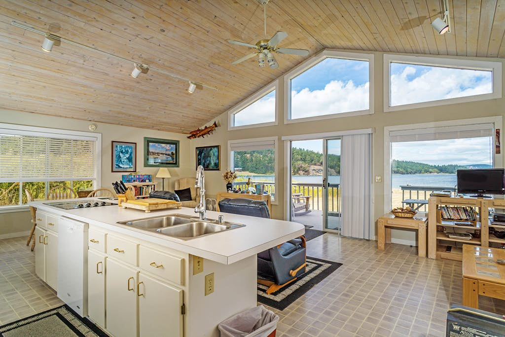 Modern Waterfront House on Lopez Island with Beach Access and Stunning Views