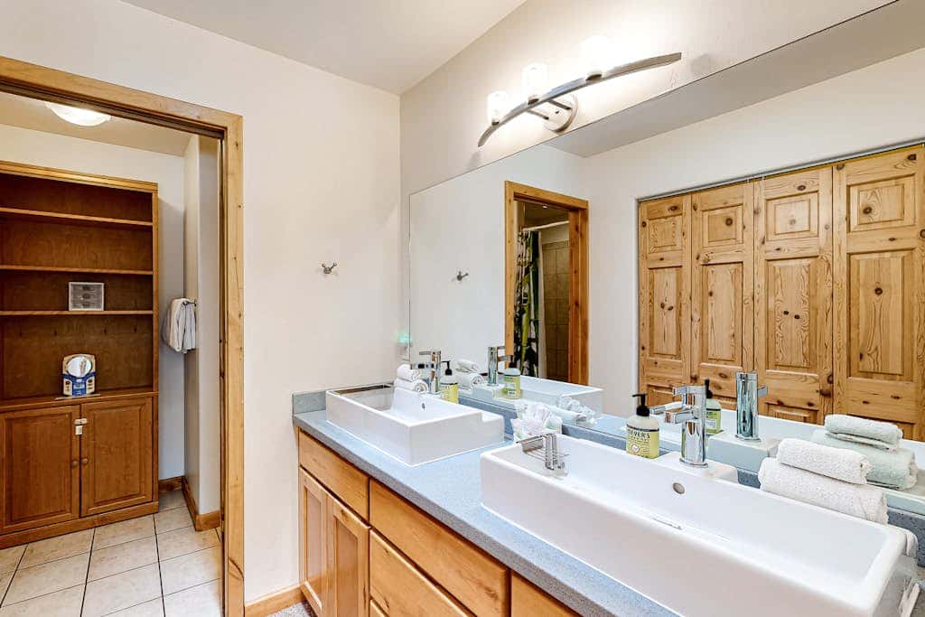 Dog-Friendly Townhome with WiFi, Nice Views & Indoor Pool