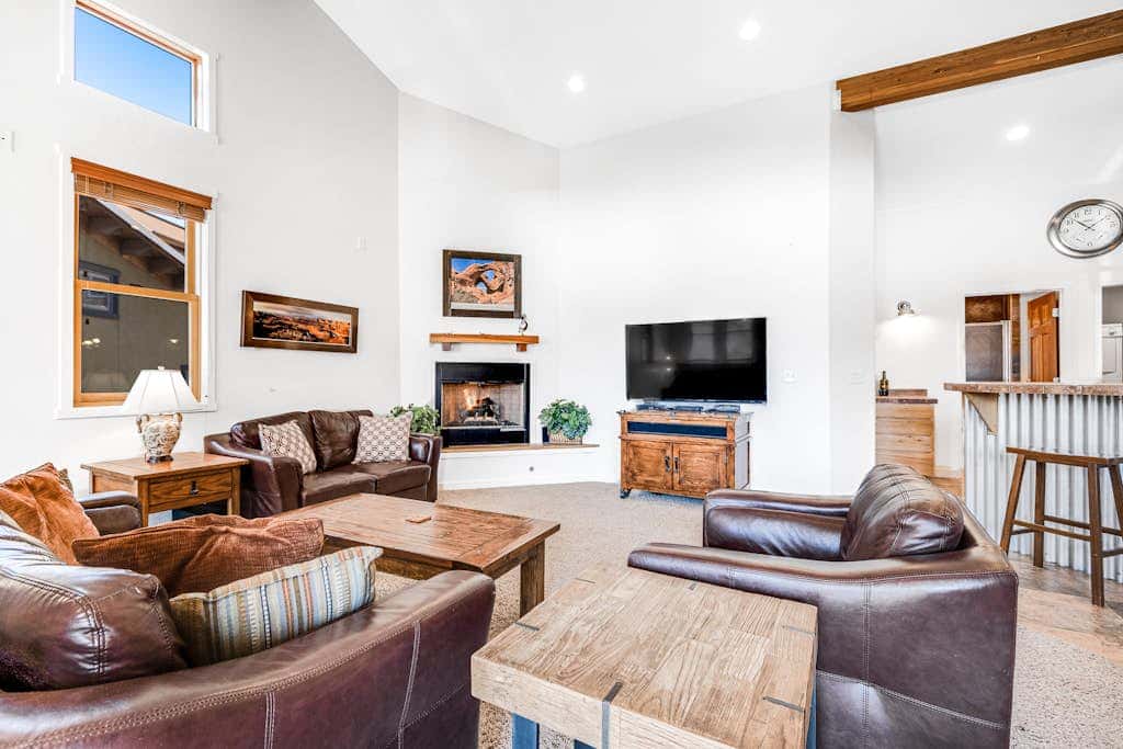 Contemporary Condo near Parks and Downtown Moab with Pool & Hot Tub