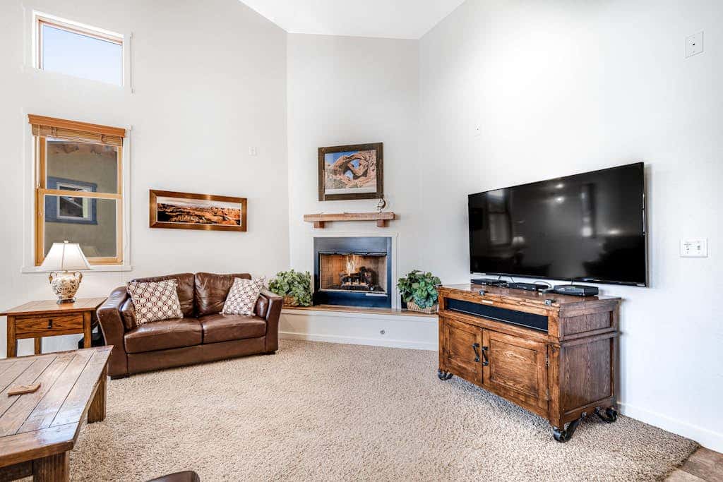 Contemporary Condo near Parks and Downtown Moab with Pool & Hot Tub