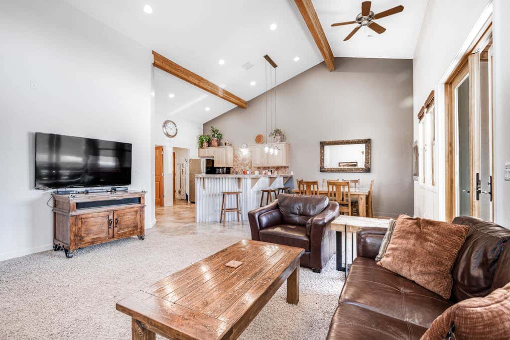 Contemporary Condo near Parks and Downtown Moab with Pool & Hot Tub