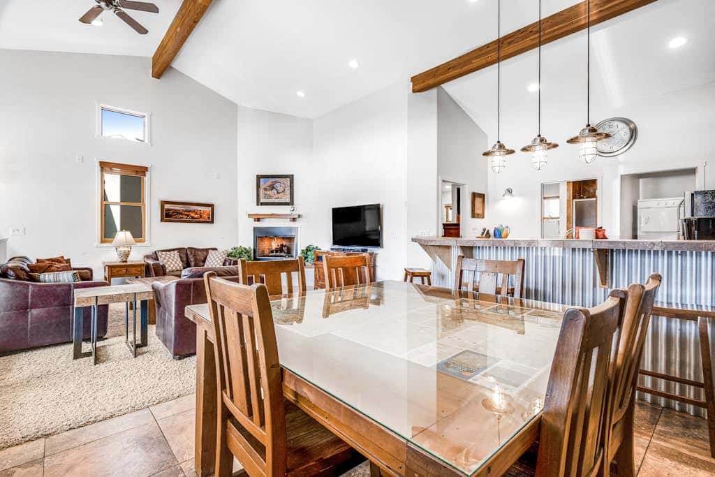 Contemporary Condo near Parks and Downtown Moab with Pool & Hot Tub