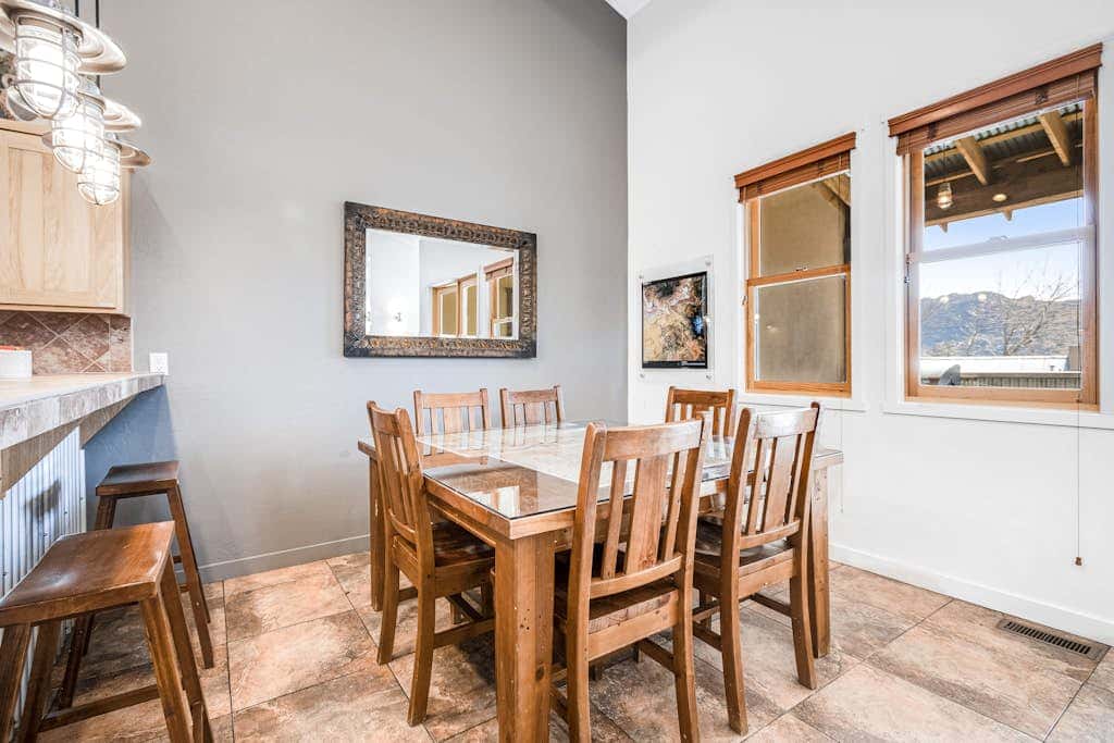 Contemporary Condo near Parks and Downtown Moab with Pool & Hot Tub