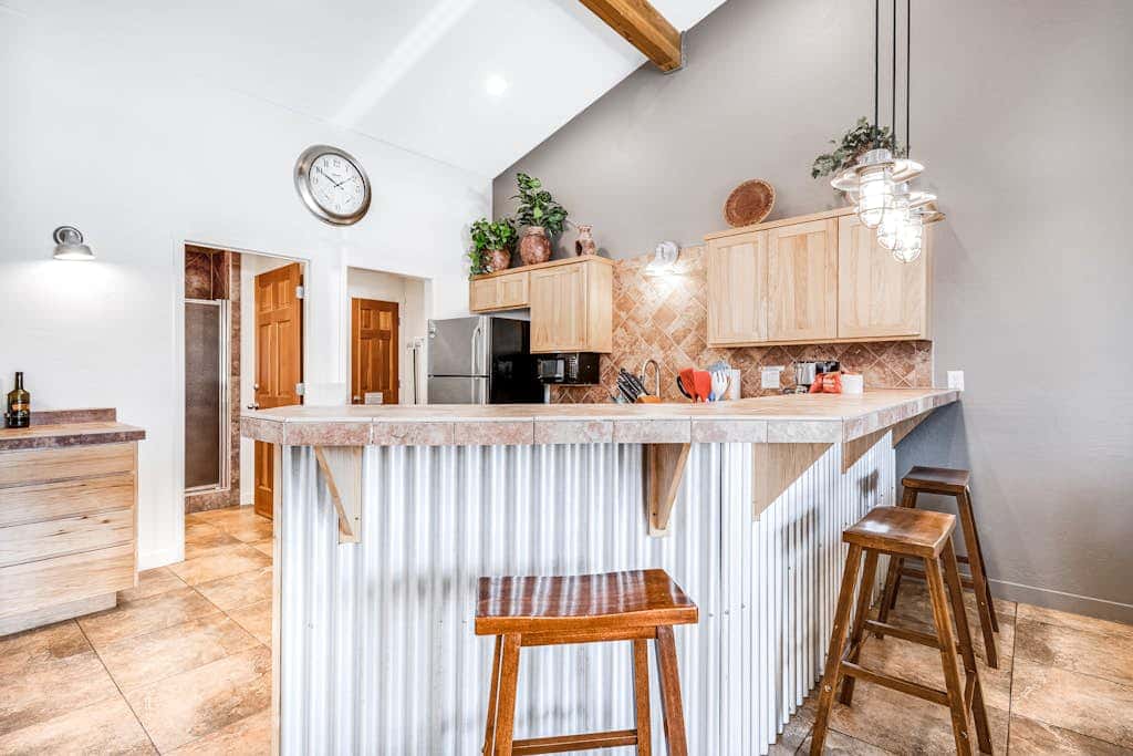 Contemporary Condo near Parks and Downtown Moab with Pool & Hot Tub