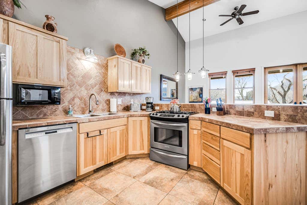 Contemporary Condo near Parks and Downtown Moab with Pool & Hot Tub