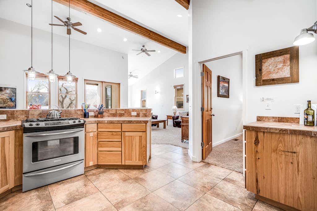 Contemporary Condo near Parks and Downtown Moab with Pool & Hot Tub