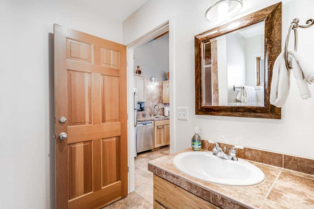 Contemporary Condo near Parks and Downtown Moab with Pool & Hot Tub