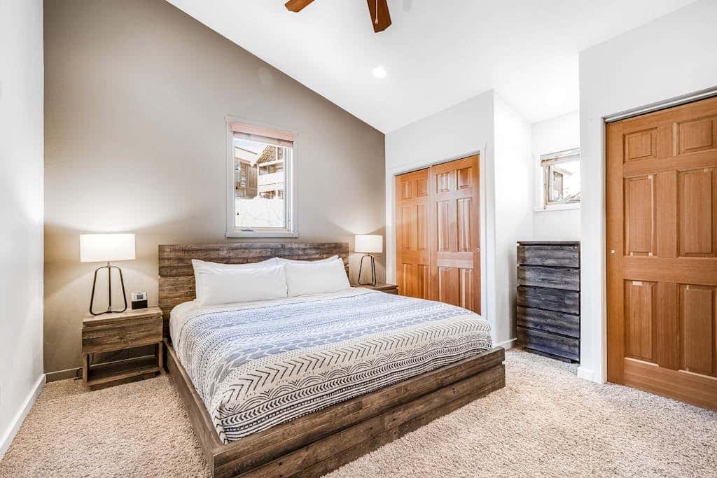Contemporary Condo near Parks and Downtown Moab with Pool & Hot Tub
