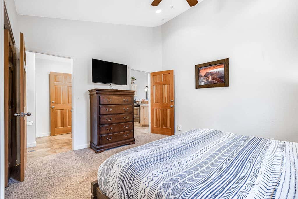 Contemporary Condo near Parks and Downtown Moab with Pool & Hot Tub