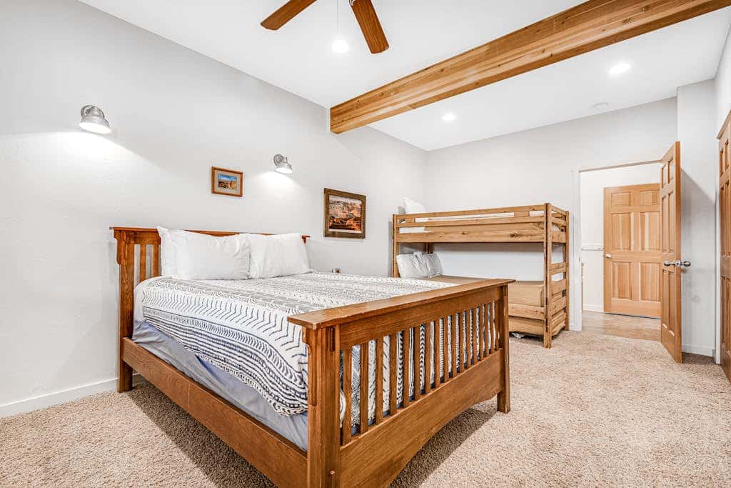 Contemporary Condo near Parks and Downtown Moab with Pool & Hot Tub