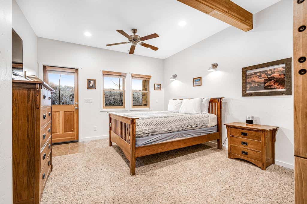 Contemporary Condo near Parks and Downtown Moab with Pool & Hot Tub