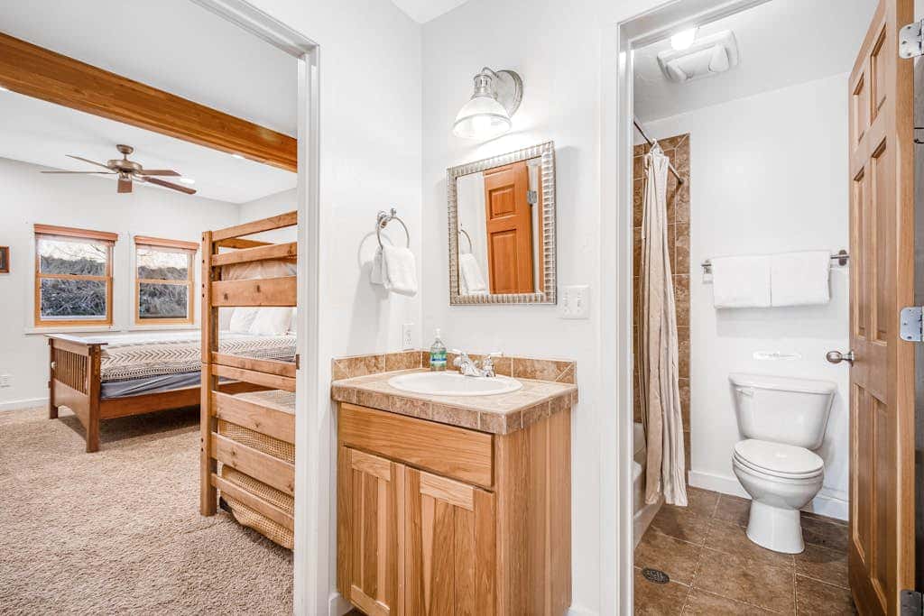 Contemporary Condo near Parks and Downtown Moab with Pool & Hot Tub