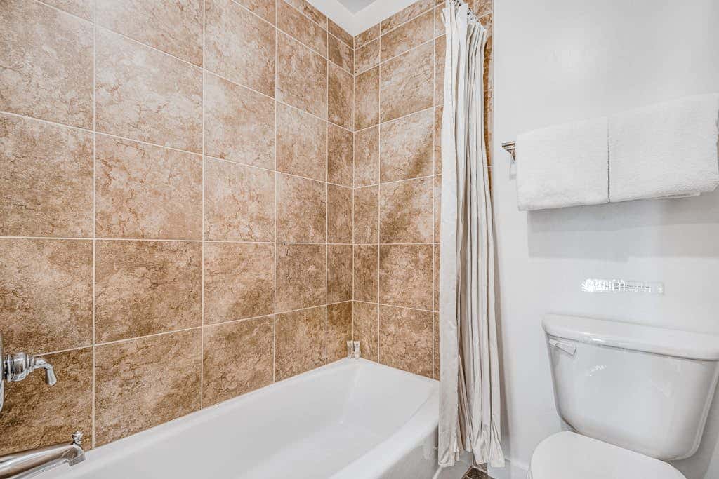 Contemporary Condo near Parks and Downtown Moab with Pool & Hot Tub