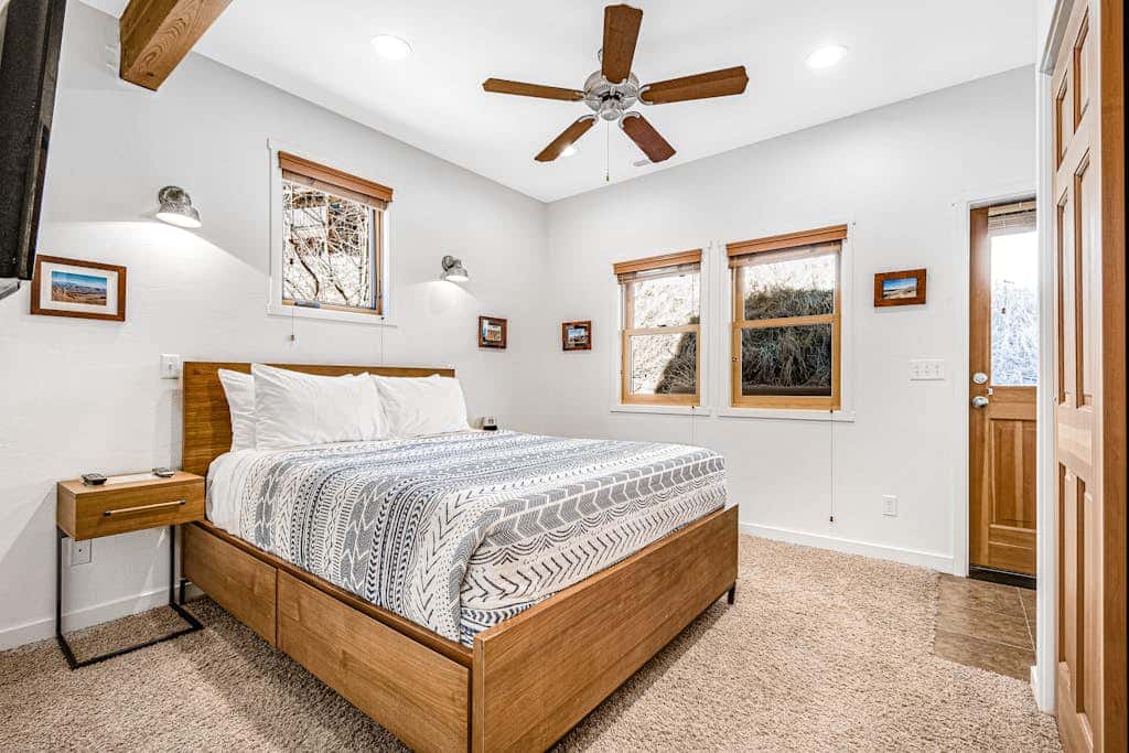 Contemporary Condo near Parks and Downtown Moab with Pool & Hot Tub