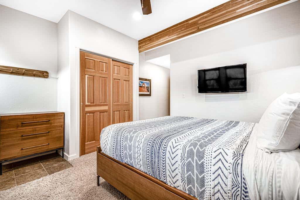 Contemporary Condo near Parks and Downtown Moab with Pool & Hot Tub