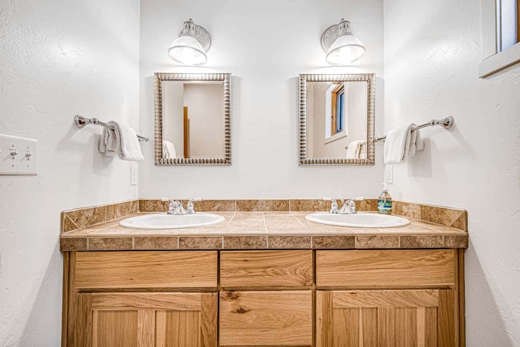 Contemporary Condo near Parks and Downtown Moab with Pool & Hot Tub