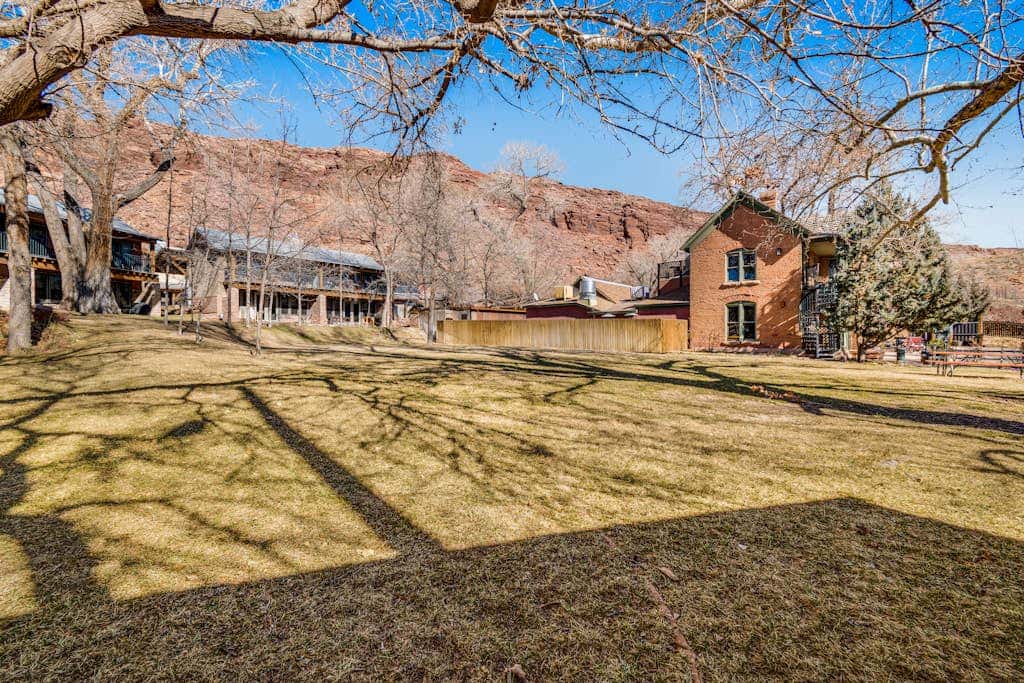 Contemporary Condo near Parks and Downtown Moab with Pool & Hot Tub