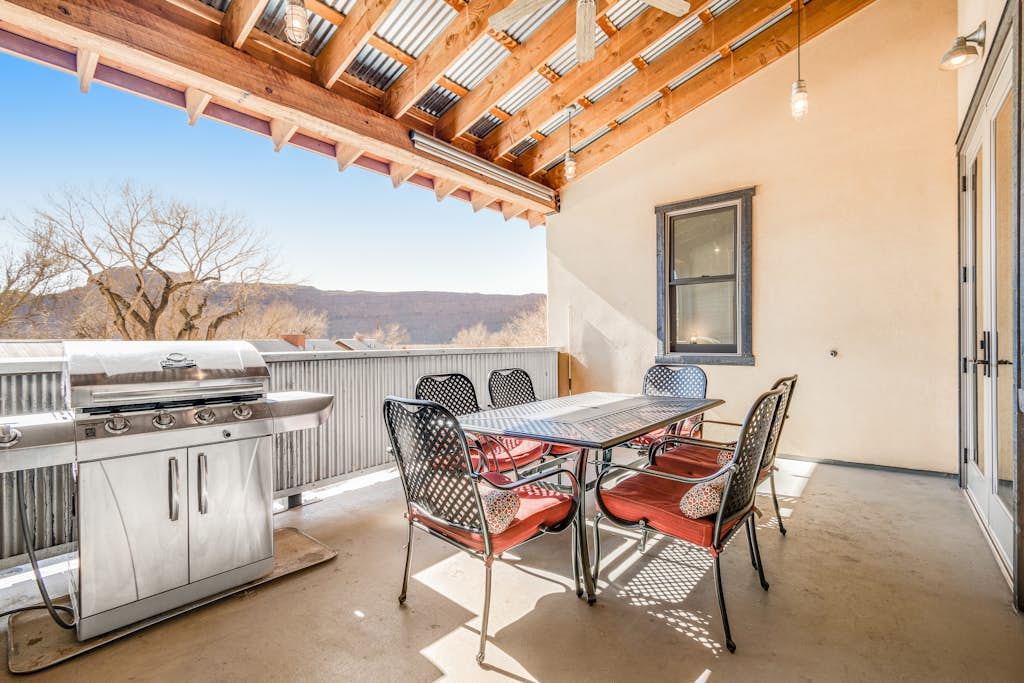 Contemporary Condo near Parks and Downtown Moab with Pool & Hot Tub