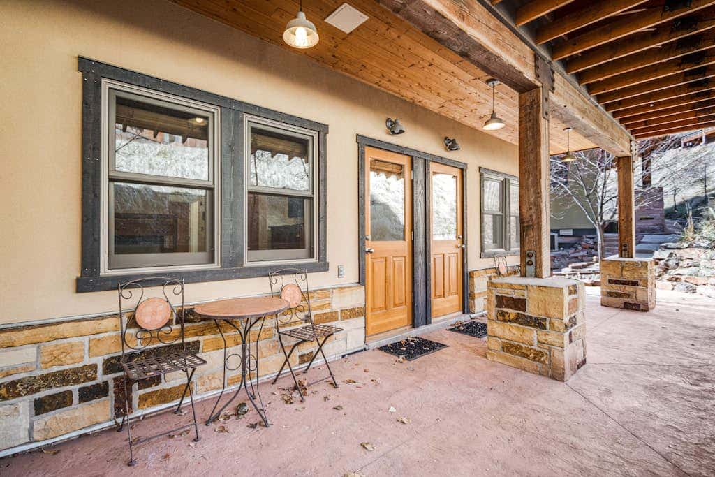 Contemporary Condo near Parks and Downtown Moab with Pool & Hot Tub
