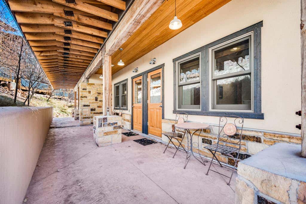Contemporary Condo near Parks and Downtown Moab with Pool & Hot Tub