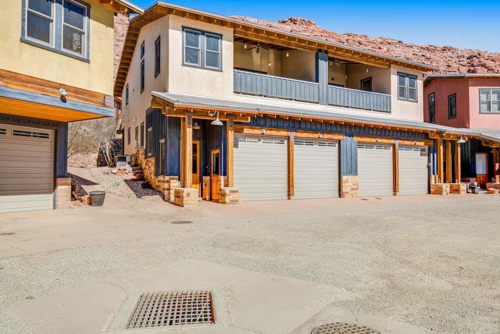 Contemporary Condo near Parks and Downtown Moab with Pool & Hot Tub