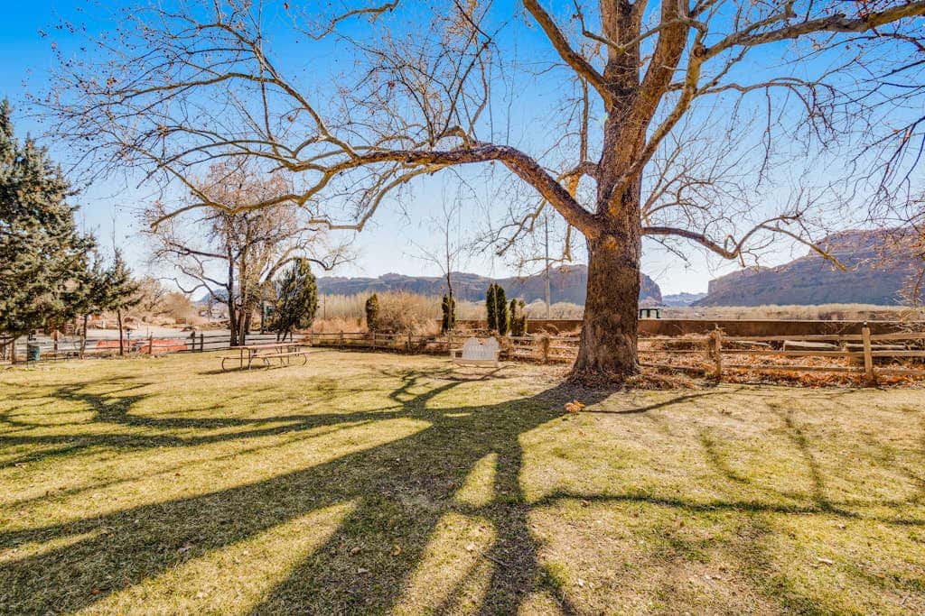 Contemporary Condo near Parks and Downtown Moab with Pool & Hot Tub
