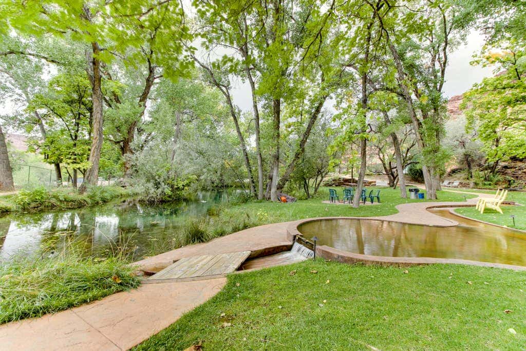 Contemporary Condo near Parks and Downtown Moab with Pool & Hot Tub