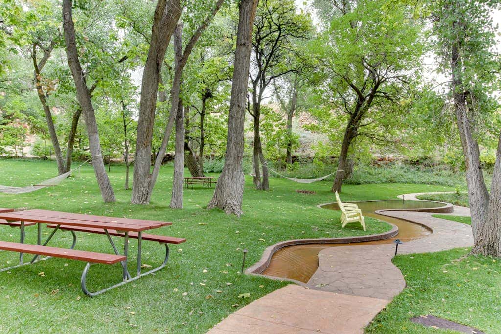 Contemporary Condo near Parks and Downtown Moab with Pool & Hot Tub