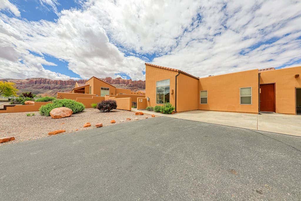 Charming Condo with Mountain Views and Seasonal Pool & Hot Tub - Close to Town