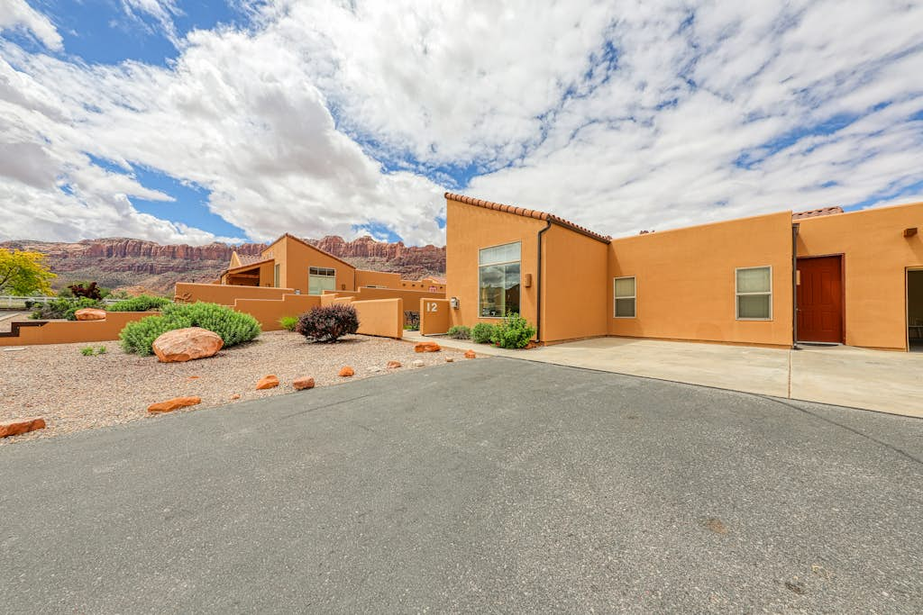 Charming Condo with Mountain Views and Seasonal Pool & Hot Tub - Close to Town