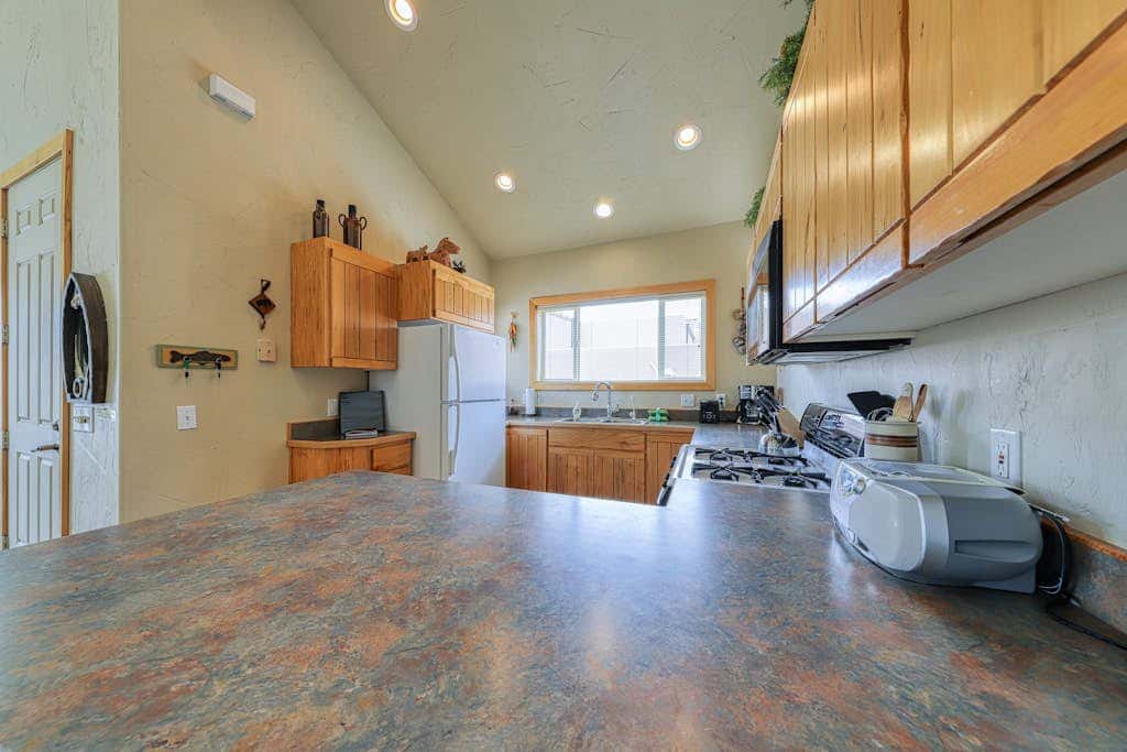 Charming Condo with Mountain Views and Seasonal Pool & Hot Tub - Close to Town