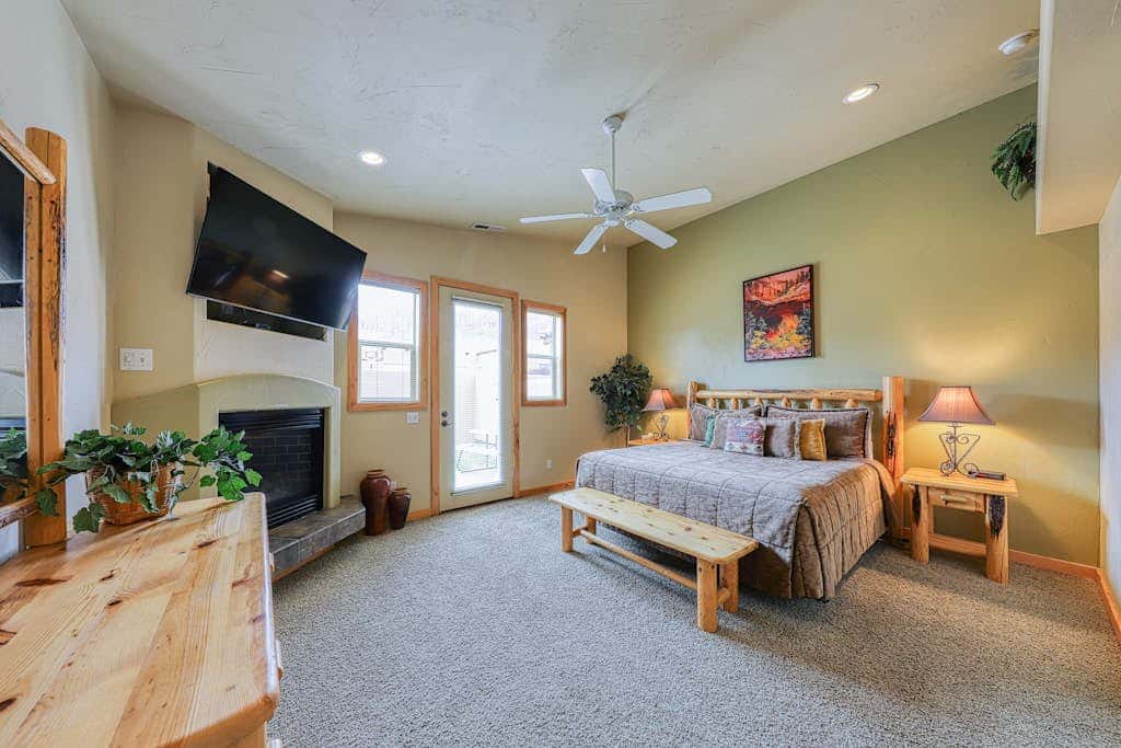 Charming Condo with Mountain Views and Seasonal Pool & Hot Tub - Close to Town
