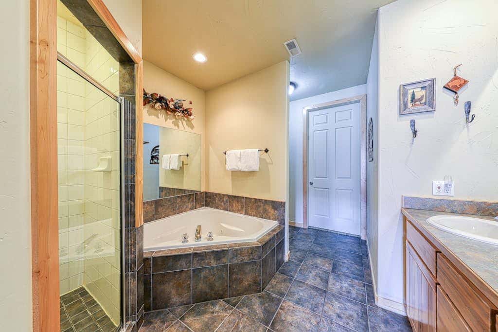 Charming Condo with Mountain Views and Seasonal Pool & Hot Tub - Close to Town