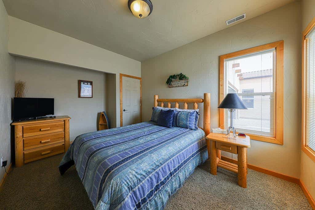 Charming Condo with Mountain Views and Seasonal Pool & Hot Tub - Close to Town